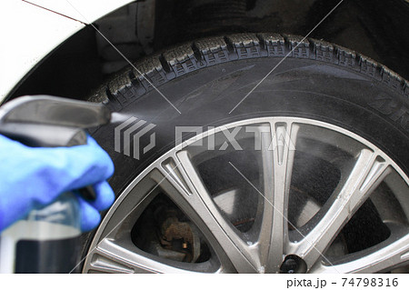 汚れたタイヤに洗浄剤をスプレーで吹きかける 汚れたタイヤに洗浄剤をスプレーで吹きかける 74798316