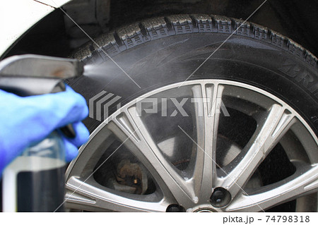 汚れたタイヤに洗浄剤をスプレーで吹きかける 汚れたタイヤに洗浄剤をスプレーで吹きかける 74798318