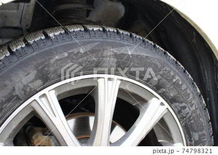 雪道、雨上がり後の汚れたタイヤ 雪道、雨上がり後の汚れたタイヤ 74798321