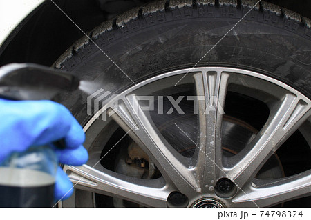 汚れたタイヤに洗浄剤をスプレーで吹きかける 汚れたタイヤに洗浄剤をスプレーで吹きかける 74798324