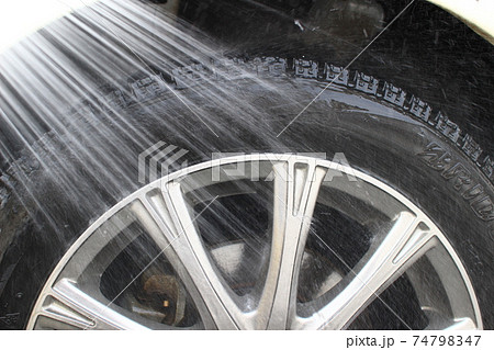 シャワーでタイヤの浮いた汚れを洗い流す シャワーでタイヤの浮いた汚れを洗い流す 74798347