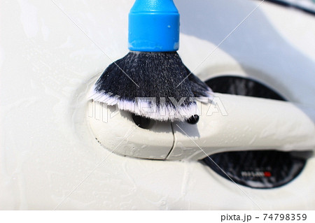 ディテイリングブラシによる細部洗浄 74798359