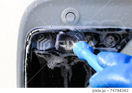 ディテイリングブラシによる細部洗浄 74798362