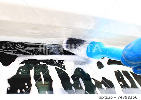ディテイリングブラシによる細部洗浄 ディテイリングブラシによる細部洗浄 74798366