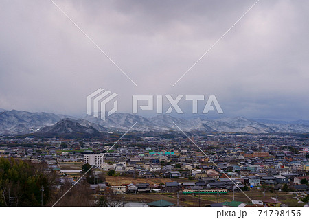 香川県三木町の町並み 遠方に雪の讃岐山脈 香川県三木町の町並み 遠方に雪の讃岐山脈 74798456