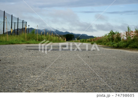 川沿いの土手 74798605