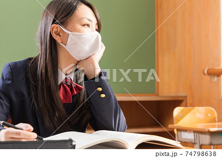 教室で勉強をする高校生　女子高生　生徒 74798638
