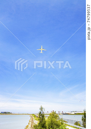 瀬長島から見た飛行機の離陸 74799537