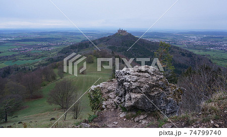 天空の城、ホーエンツォレルン城。早朝の景色。 74799740