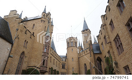 天空の城、ホーエンツォレルン城を中庭より。このお城にはカトリックとプロテスタント2つの礼拝堂がある 74799741