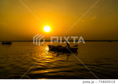 ガンジス川の夜明け 74800019