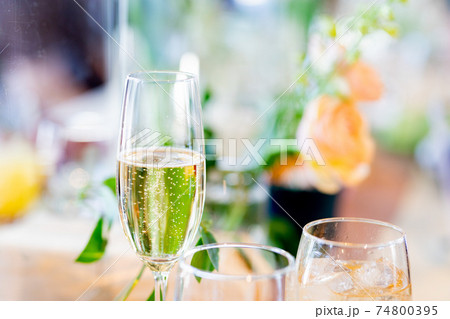 ウエディング　披露宴　シャンパン 74800395