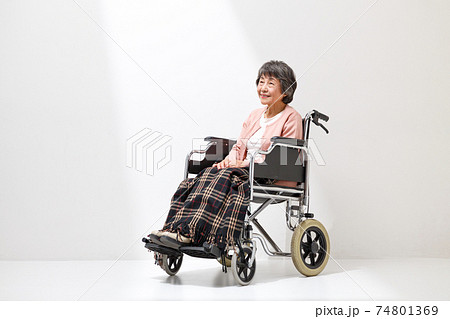 介護イメージ 車いす シニア女性 74801369