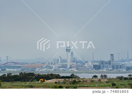 空港　飛行機　羽田空港　離陸　昼　午前　明るい　海　航空会社　エンジン　ブレーキ　ターミナル 74801603