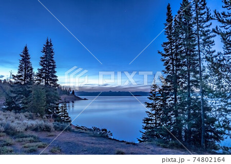 Sunrise over yellowstone lake in yellowstone national park Sunrise over yellowstone lake in yellowstone national park 74802164