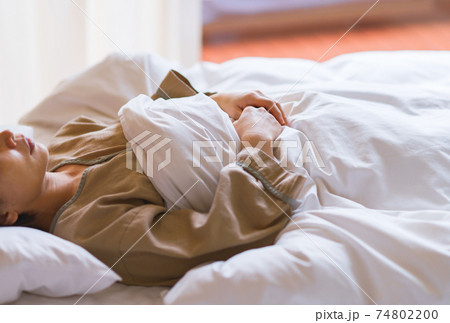 睡眠　布団　女性　日本人 74802200