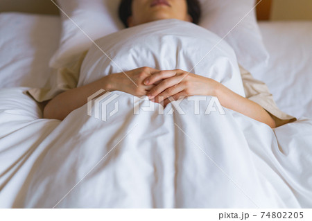 睡眠 布団 女性 日本人 睡眠 布団 女性 日本人 74802205