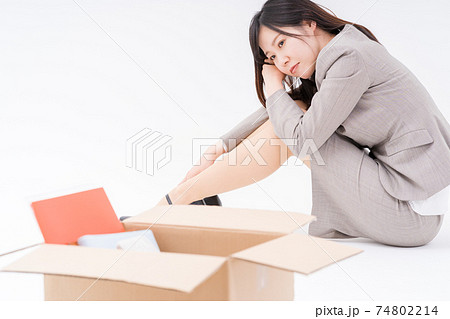 解雇となり私物を箱に詰めて床に座り途方に暮れるビジネスウーマン 解雇となり私物を箱に詰めて床に座り途方に暮れるビジネスウーマン 74802214