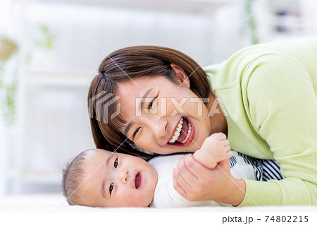 赤ちゃんとお母さんの写真素材