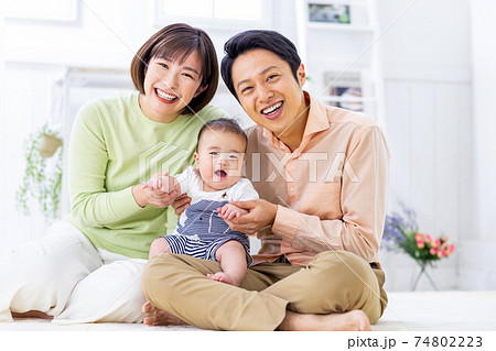 家族イメージ　赤ちゃん 74802223