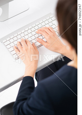 ビジネスイメージ 働く女性 手元 ビジネスイメージ 働く女性 手元 74802347