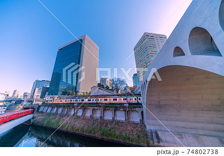 日本の東京都市景観　美しくなった聖橋や東京メトロ丸ノ内線、御茶ノ水駅などを望む 74802738