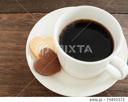 コーヒーとハート型のクッキー 74803372