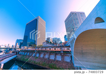 日本の東京都市景観　美しくなった聖橋や東京メトロ丸ノ内線、御茶ノ水駅などを望む 74803729