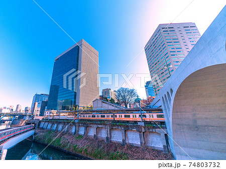 日本の東京都市景観　美しくなった聖橋や東京メトロ丸ノ内線、御茶ノ水駅などを望む 74803732
