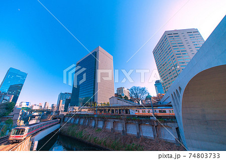 日本の東京都市景観 美しくなった聖橋や東京メトロ丸ノ内線、御茶ノ水駅などを望む 日本の東京都市景観 美しくなった聖橋や東京メトロ丸ノ内線、御茶ノ水駅などを望む 74803733