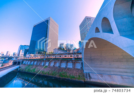 日本の東京都市景観　美しくなった聖橋や御茶ノ水駅などを望む 74803734