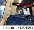 デンマーク、コペンハーゲンの特急列車の車内 74804563