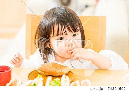 サンドイッチを食べる女の子 74804602