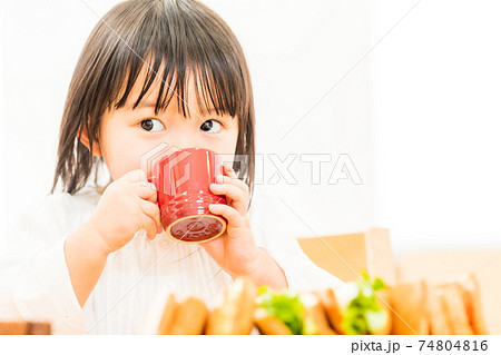 食事をする小さな女の子 74804816