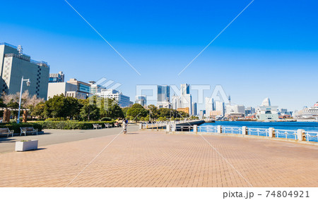 横浜 山下公園とベイエリアの町並み 横浜 山下公園とベイエリアの町並み 74804921