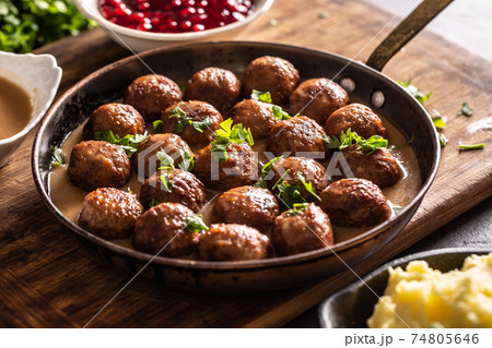 Pan with freshly-made kottbullar meatballs in a sauce 74805646
