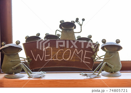 カエルのウェルカムな置物 74805721