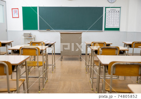 学校の教室 74805852