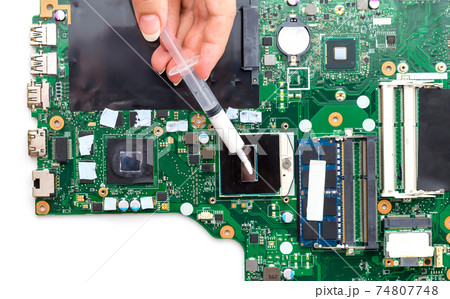 Replacing thermal paste on a laptop. Applying thermal paste to the laptop processor. 74807748