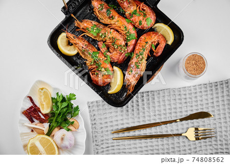 Grilled large queen shrimps with lemon and spices on the grill pan 74808562