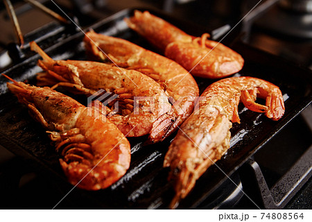 Grilled large shrimps with lemon and spices on the grill pan 74808564