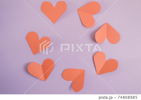 Valentine's day background. Red hearts laid out in a circle on a pastel purple background. Valentine's day concept. Layout for postcards and congratulations. Flat lay, top view, copy space 74808985