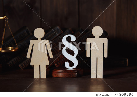 Couple figures with paragraph sign. Divorce concept 74809990