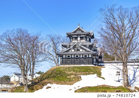 晴れた日の冬の高田城址公園 三重櫓 の写真素材