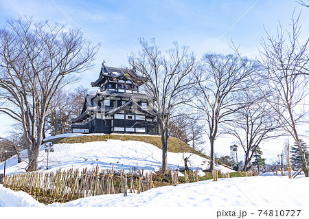 晴れた日の冬の高田城址公園 三重櫓 の写真素材