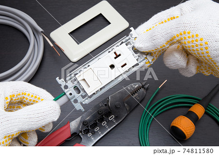 電気工事イメージ　コンセントの配線工事 74811580