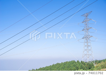 【翠波高原】天空を駆ける電線と鉄塔 74811702