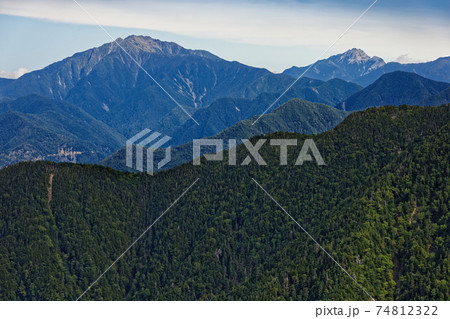 南アルプス・三伏峠から見る仙丈ヶ岳と甲斐駒ヶ岳 南アルプス・三伏峠から見る仙丈ヶ岳と甲斐駒ヶ岳 74812322