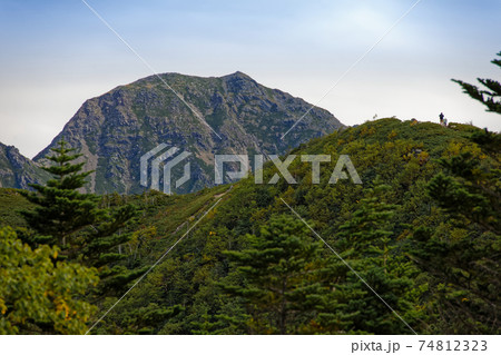 南アルプス・三伏峠から見る塩見岳と三伏山の登山者 南アルプス・三伏峠から見る塩見岳と三伏山の登山者 74812323