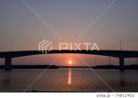 橋と海の間に朝日が昇る 橋と海の間に朝日が昇る 74812402